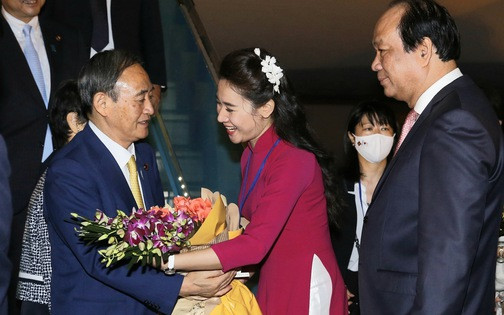 Thủ tướng Nhật Bản Suga Yoshihide đã đến Hà Nội, chính thức thăm Việt Nam